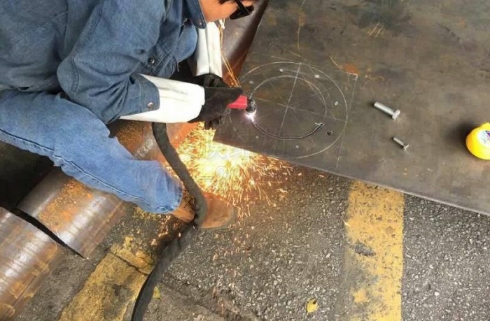 燁興-廣州華泰賓館出口膜結(jié)構(gòu)遮陽(yáng)棚材料進(jìn)場(chǎng)加工中