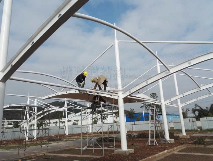 貴陽(yáng)膜結(jié)構(gòu)車棚安裝.jpg